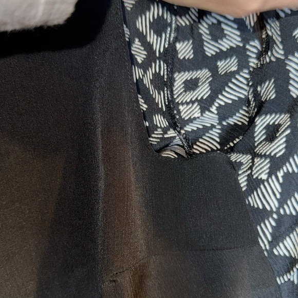 NOTATIONS- BLACK &WHITE ABSTRACT 3/4 SLEEVE 2 IN 1 BLOUSE SIZE MEDIUM - Picture 6 of 7